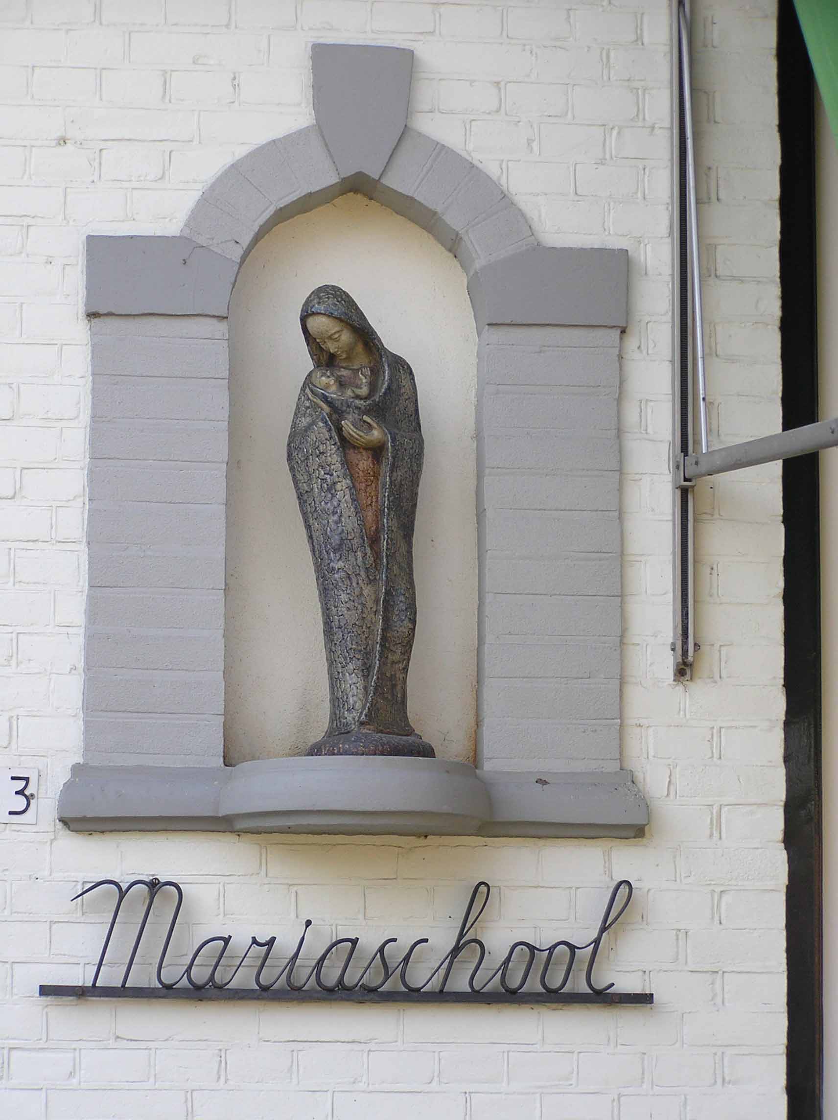 17. Mariabeeld aan school aan de Beuningerstraat in Beuningen