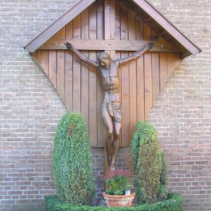 46. Kruisbeeld aan kerk aan de Gronausestraat in Losser