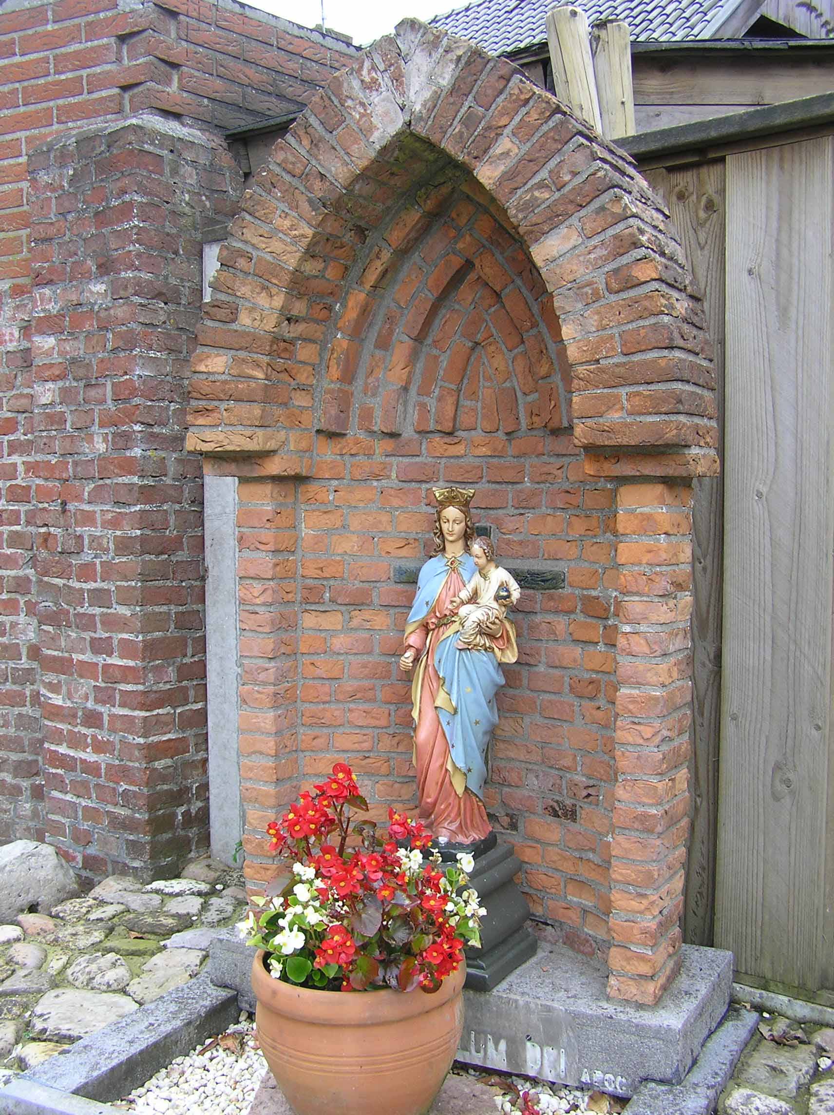 68. Mariabeeld of kerkhof aan de Oude Kerkweg in Zenderen