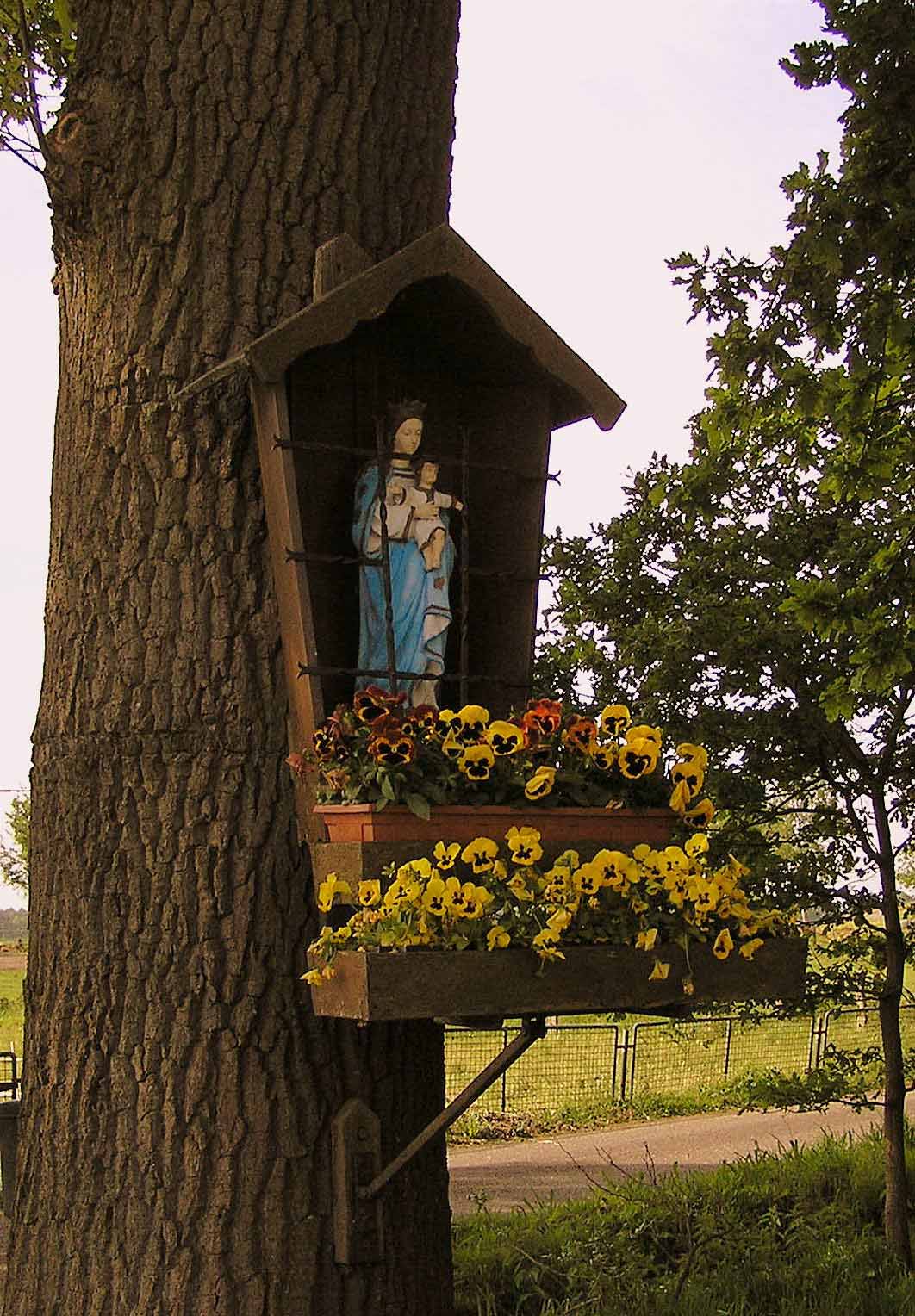 73. Mariakapelletje aan de Oldenzaalseweg in Tubbergen
