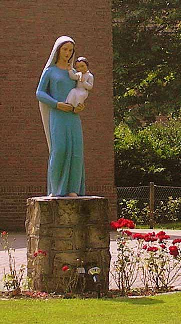 18. Mariabeeld bij kerk, Beuningerstraat, Beuningen